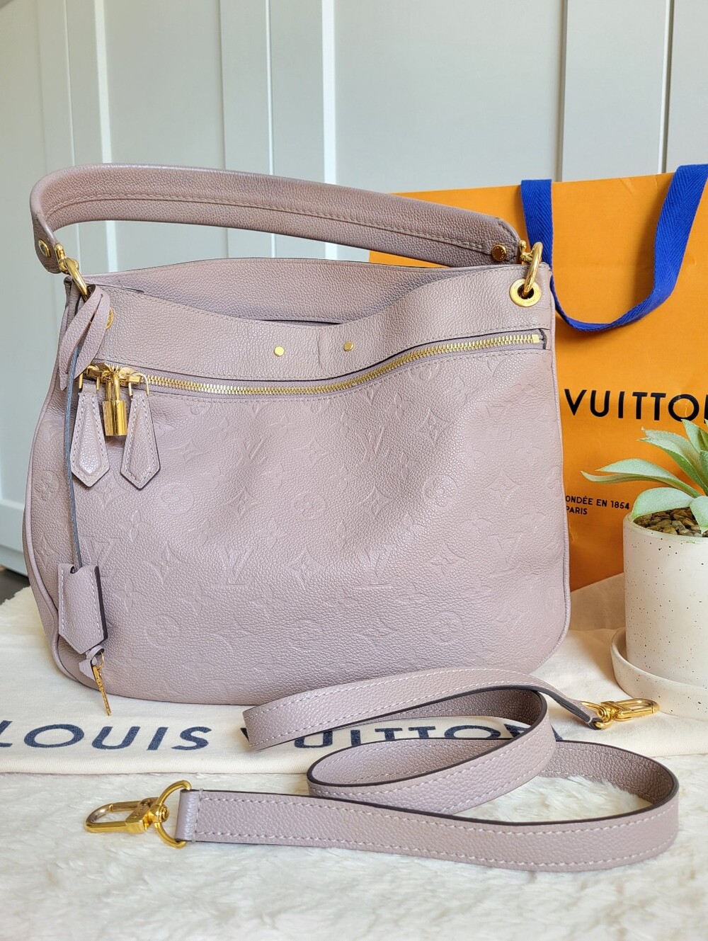 💕BEAUTIFUL Louis Vuitton Mastic Monogram Empreinte Spontini Bag